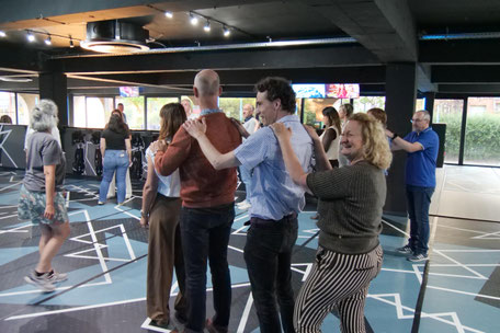 Yoga du rire - World Café - organisé par teamersive.be et fortysixconsult.be