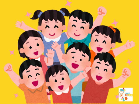 Les jeunes enfants rient avec spontanéité