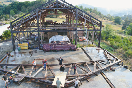 In der Kooperative Treynas gibt es viele helfende Hände, um den Dachstuhl aufzurichten