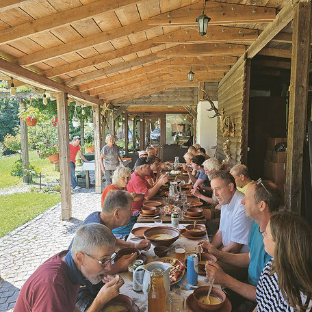 Wohlverdientes Mittagessen nach intensiver Arbeit