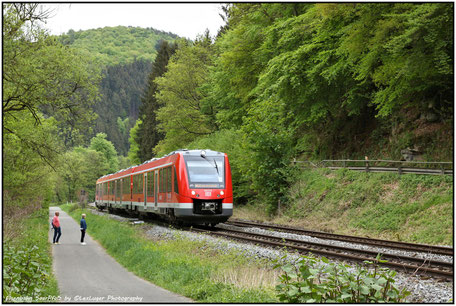 DB 620 519 als RE22 Trier-Köln, erreicht in kürze den Bahnhof von Kordel, 28.04.2018 