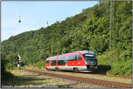 DB 642 110 durchfährt den Bahnhof von Scheidt (Saar), 03.07.2018 