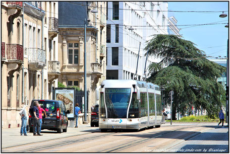 Eine gummibereifte Straßenbahn in Nancy
