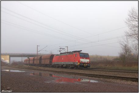 DB 189 043-3 durchfährt mit leerem Erzzug die Kurve zwischen Ensdorf und Bous, 28.12.2016 