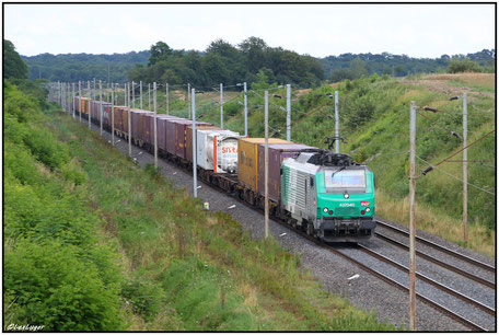 SNCF BB 37040 (Alstom Prima EL3U) mit einem Containerzug in Loudrefing, 26.07.2016  