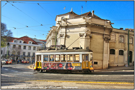 Die alte Straßenbahn ist ein Wahrzeichen von Lissabon 