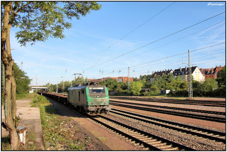 SNCF BB 37008 mit einem Brammenzug nach Thionville in Saarbrücken-Burbach, 21.05.2017 