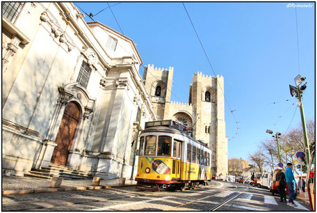 Zwei Wahrzeichen der Stadt Lissabons ist die Catedral Sé Patriarcal und die alte Lisbon Tram 