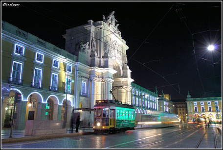 Lissabon Tram 15 (E15) und im Hintergrund sieht man die Arco da Rua Augusta 