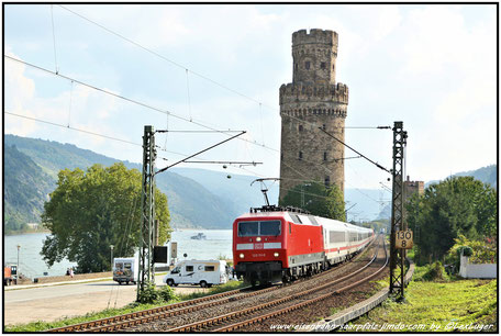 DB 120 111-0 mit einem InterCity zwischen den Türmer in Oberwesel, 23.09.2017 