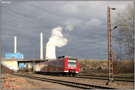 425 627-7 erreicht als nächstes den Bahnhof in Bous, im Hintergrund sieht man das Kraftwerk Ensdorf, 27.02.2017 