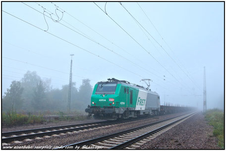 SNCF BB 37014 mit Brammenzug beim starkem Nebel in Bous, 08.09.2018 