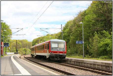 DB 628 487 hält am Bahnhof Fischbach-Camphausen, 13.05.2017 
