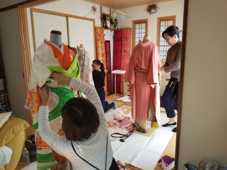 成人式着付けに向けて練習を重ねる着付け技能師の皆さん