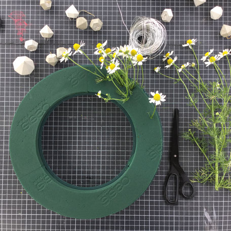 DIY modern summer garden flower wreath tutorial by PASiNGA