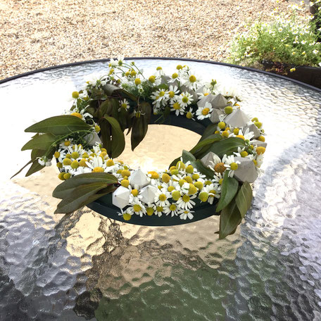 How to make this summer wreath with PASiNGA concrete diamond ornaments and garden flowers