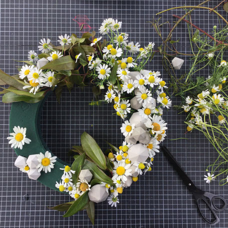 How to make this modern summer garden wreath by PASiNGA