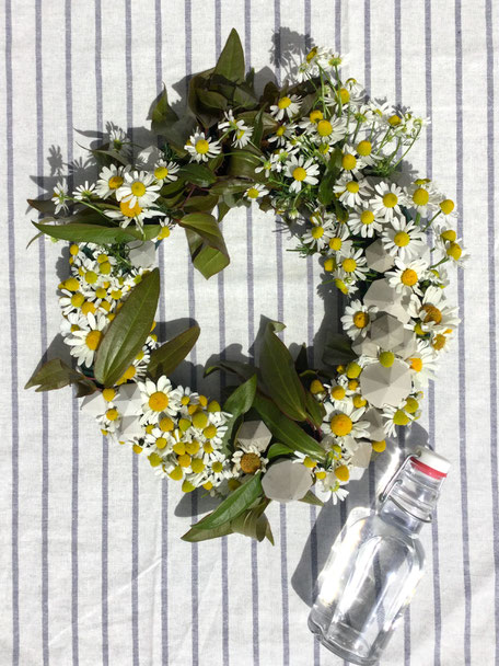 DIY Modern Summer Wreath With PASiNGA Concrete Diamond Ornaments And Garden Flowers