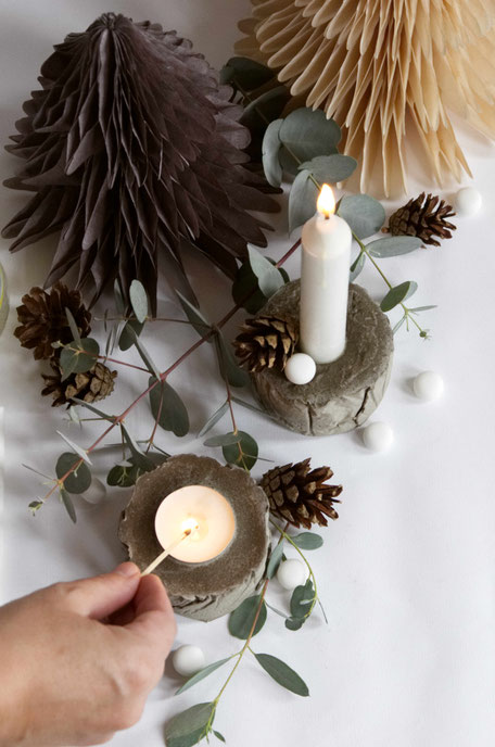 Decorating the concrete candle holders of the wonderfully easy concrete diy with recycled moulds and baking paper to create a tree bark texture! #diy #concrete #hygge #tutorial #pasinga #blogging