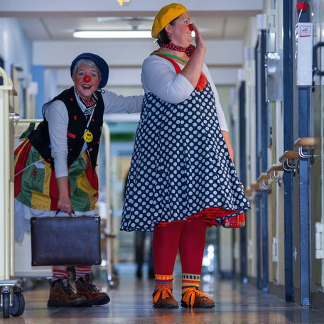 Die Klinikclowns Fite und Kiki auf dem Weg zur Clownvisite. Foto: Jens Büttner,