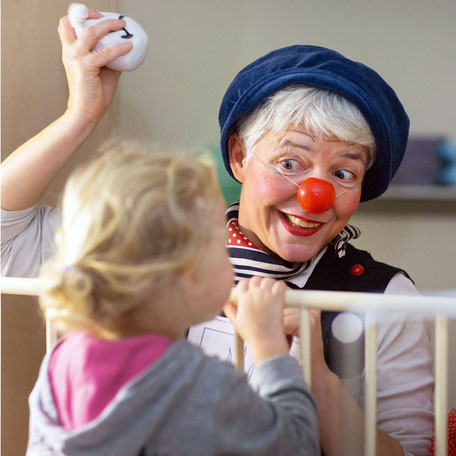 Klinikclown Fite bei der Visite in der Kinderklinik. Foto: Jens Büttner