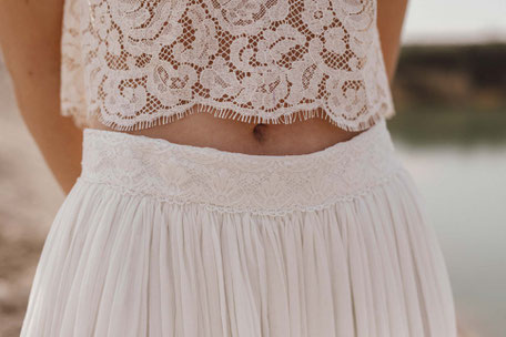 Vintage Brautkleider aus zarter Spitze, romantisch und schlicht - NEU! Brautkleider 2020 - Die neue elementar Brautkollektion NO FAIRY TALE besticht durch natürliche Lässigkeit und nachhaltige Materialien.