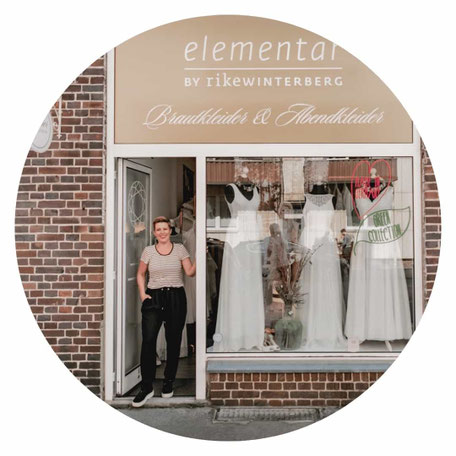 elementar - Dein Atelier für nachhaltige Brautmode in Hannover - Brautmode Designerin Rike Winterberg in ihrem Atelier bei einer individuellen Anprobe