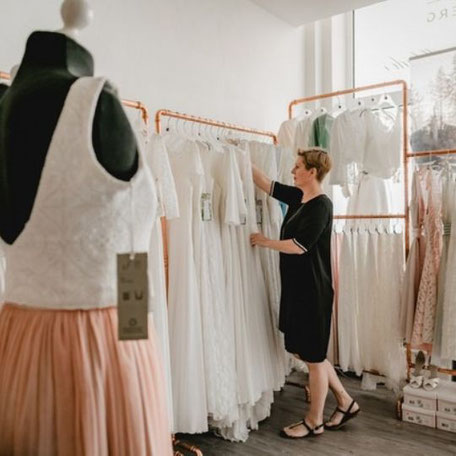 Nachhaltiges Brautkleid zur Miete im Atelier von Elementar in Hannover – persönliche Beratung, stilvolle Auswahl und faire, handgefertigte Kleider aus natürlichen Stoffen für bewusste Bräute.