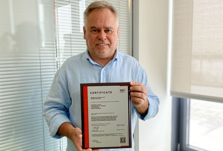 Eugene Kaspersky mit ISO 27001-Zertifikat