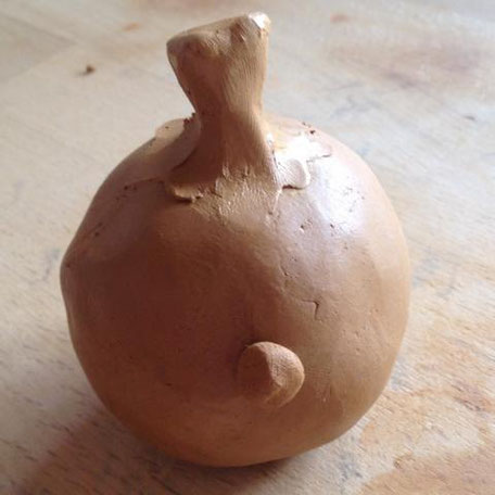 Kleiner Keramikkürbis mit Gesicht