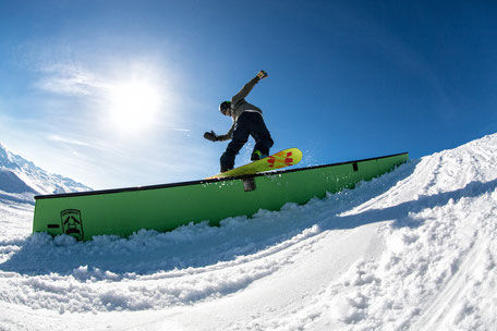 snowboardfahrer beim befahren einer rail