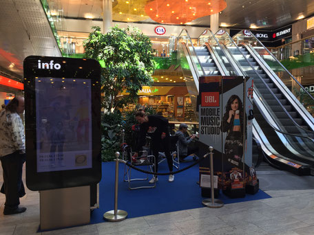 Roll-Up-Banner im Einkaufcenter weisen auf die Aktion hin