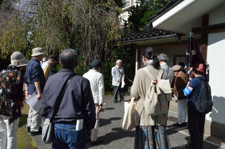 金沢市の寺町寺院群を散策する会員（2024年10月）