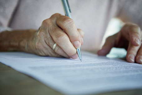 Wer gemeinnützig vererben möchte, sollte ein Testament aufsetzen.    © Westend61/gettyimages.com/SOSKinderdörferweltweit/akz-o