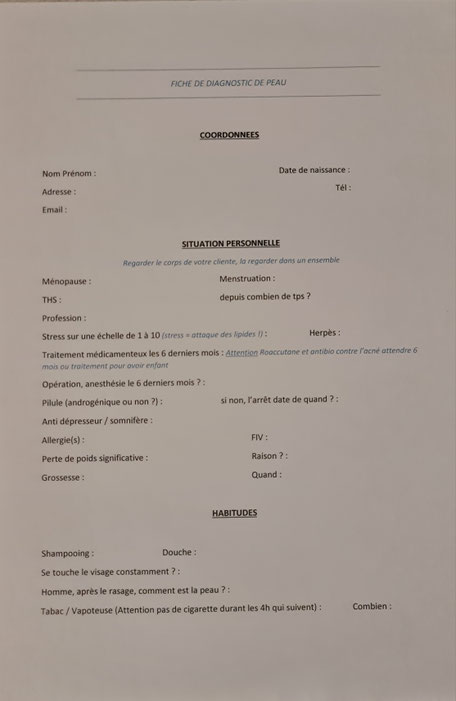 L'esthéticienne se sert d'une feuille quelle appelle fiche de diagnostic de peau. Il y a dessus plein de question sur vos habitude de vie ainsi que vos coordonnées. La feuille est blanche et imprimée du questionnaire.