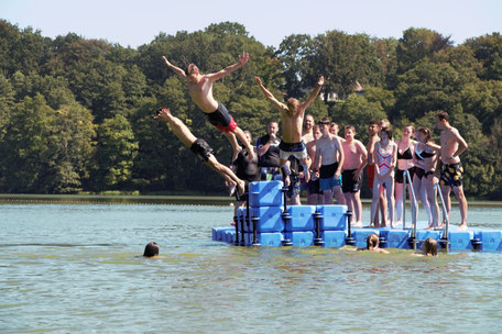 Kinder springen in Wibo in den See