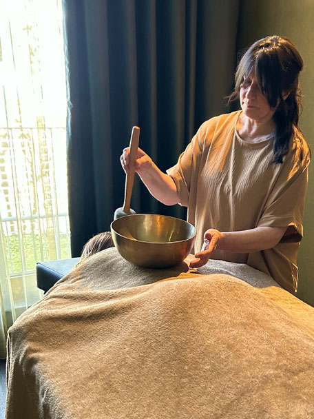 Klangschalenmassage mit Klangschalen im Aspria Spa in Hamburg Uhlenhorst