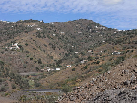 Der Hügel La Rabita - die Finca Calzado liegt in der Mitte am linken Bildrand.