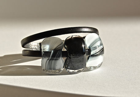 Bracciali in vetro Ly-an. Bracelet en verre Ly-an. Armband Ly.an. Handmade. Glass jewelry. Atelier Occhio di Vetro . mendrisio ticino svizzera. switzerland. suisse. schweiz. Séverine