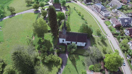 Die Kirche von Oben gefilmt