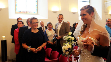 Die Braut wird zu Altar geführt