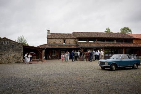 Mathilde Meunier photographe de mariage sous la pluie à Vallet, domaine du bois Benoit.