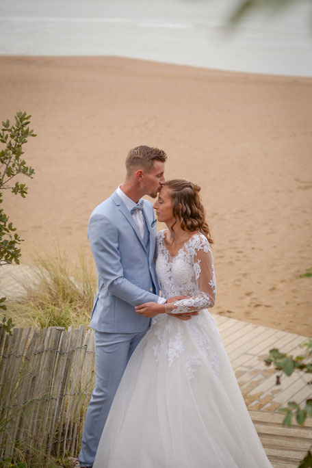 Découverte des mariés à la mer, Mathilde Meunier photographe à Nantes, mariage à Cholet.