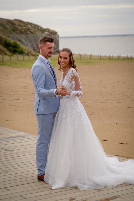 Mathilde Meunier, photographe de mariage à Nantes, portrait des mariés à la mer.