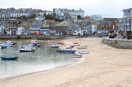 www.Christine-Grandt.de, Treibholzkunst- der Hafen von St. Ives, Cornwall, Boote auf dem Strand