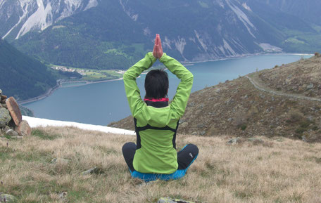 Vinjasa Flow Yoga mit Yoga Lehrerin Katja Oberkofler Götsch vom Hotel Reschnerhof in Südtirol