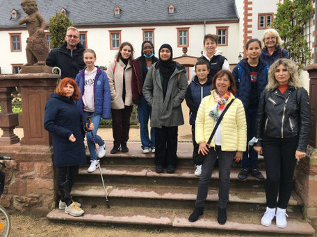 Diesterweg plus Team (v.l.n.r.: Christa Männche, Monika Sahm, Gabriele Spanuth) zusammen mit Stipendiat:innen und Eltern beim Ausflug in Seligenstadt. Bild: Die Bürgerstfiftung Offenbach