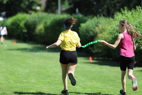 Partnerlauf: der Begleiterin bllind vertrauen. Diesterweg-Kinder erfahren beim Akademietag Sport gelebte Inklusion. 