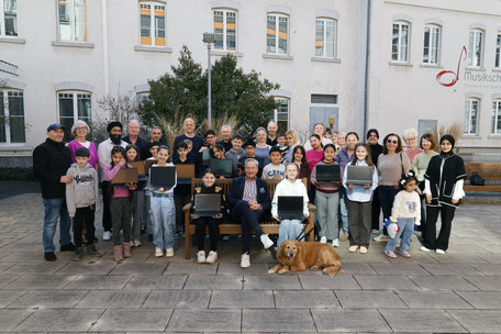 Michael Heim spendet 10.000 Euro für die Jahre 2026 und 2027 für den Diesterweg-Computerführerschein der 6. Diesterweg-Generation (Bildrechte: Die Bürgerstiftung Offenbach)