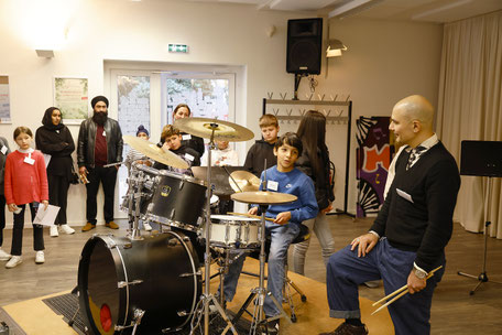 Dank guter Partnerschaft mit unterschiedlichen Offenbacher Institutionen (hier die Musikschule) und Firmen startete im September 2025 das Stipendienprogramm durch (Bildrechte: Die Bürgerstiftung Offenbach)